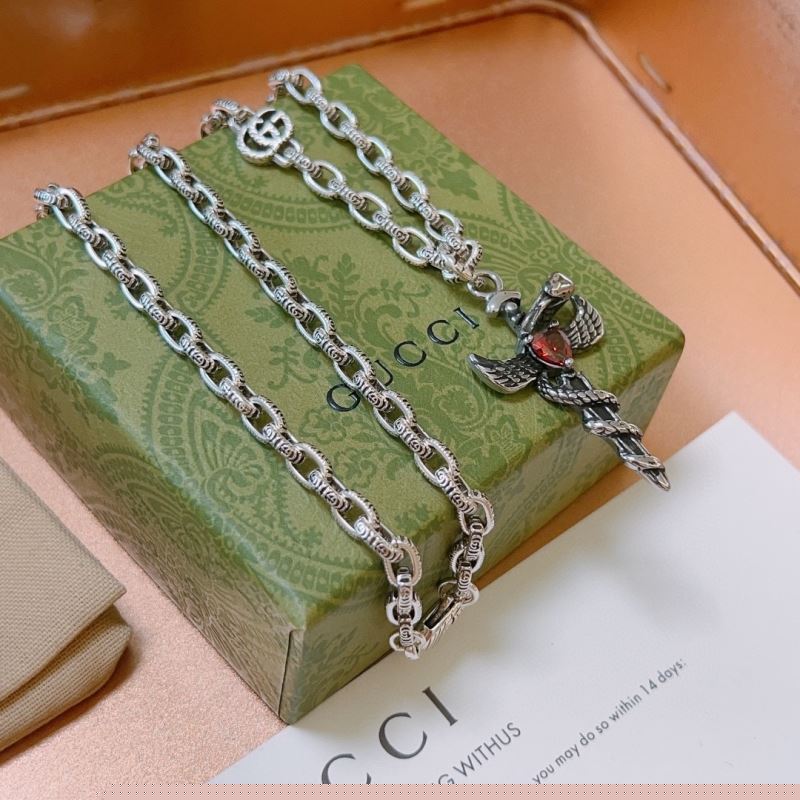 G*u*i necklaces